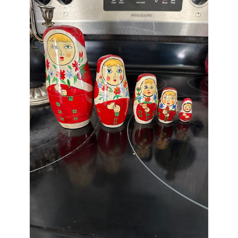 Vintage Russian nesting dolls 
READ